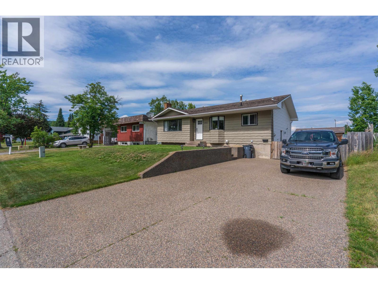 1092 LIMESTONE CRESCENT - 1