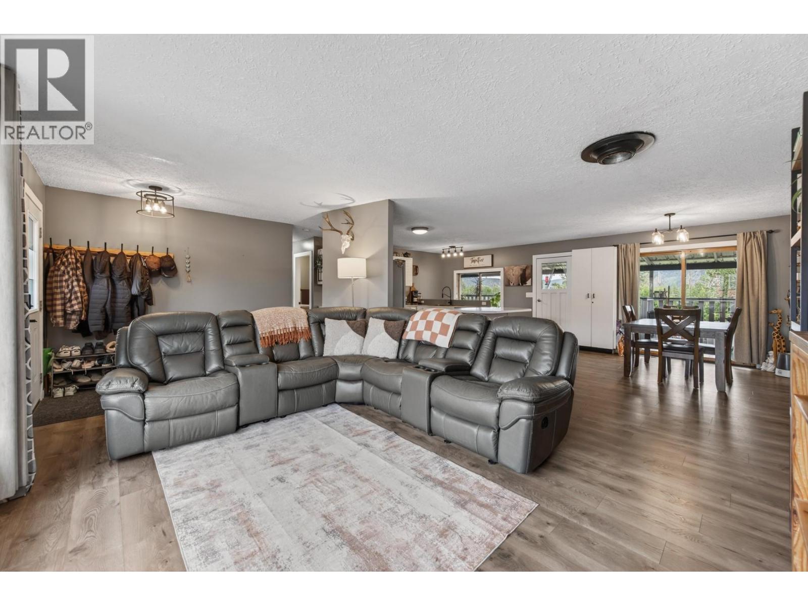 360 GRAY Avenue - Image 8