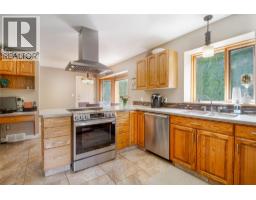 1107 Pineridge Crescent, Revelstoke, BC V0E2S1 Photo 12