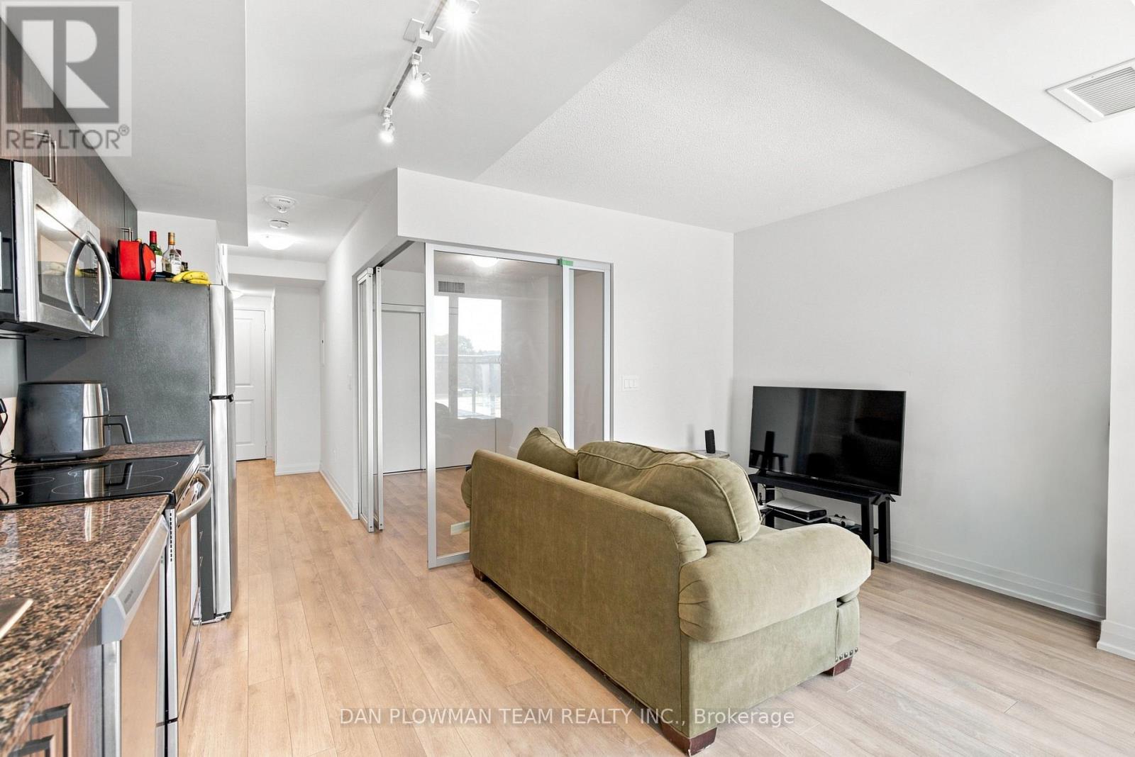 #227 20 MEADOWGLEN PLACE - Image 10