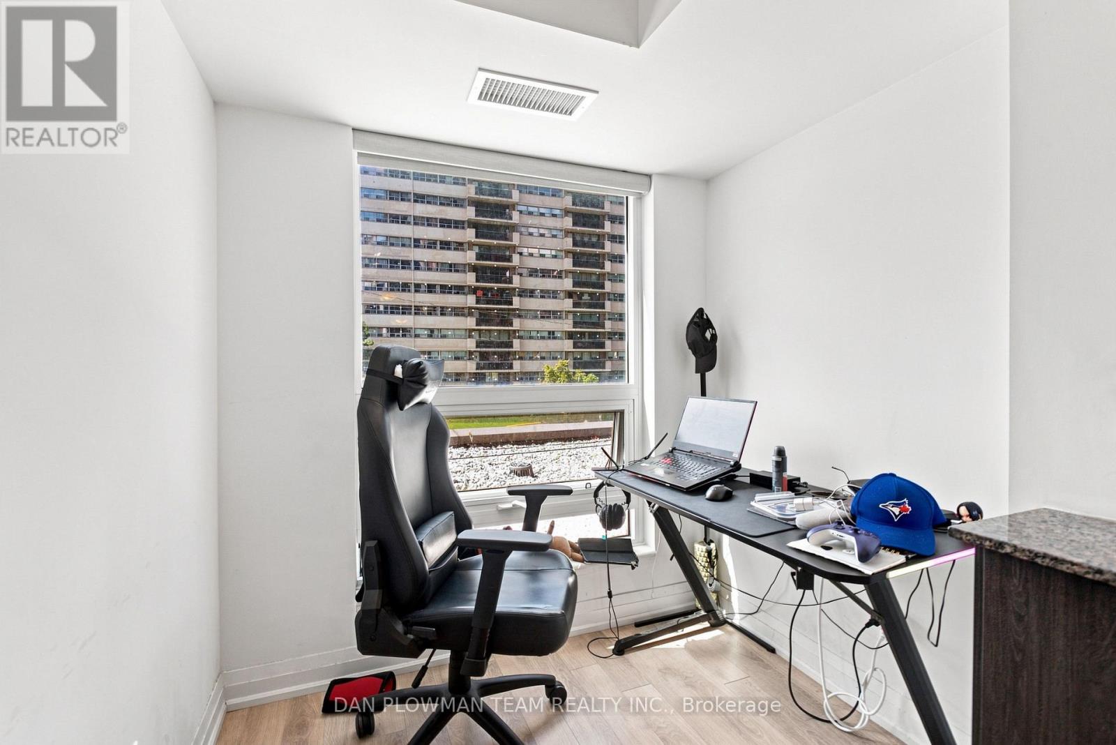 #227 20 MEADOWGLEN PLACE - Image 11