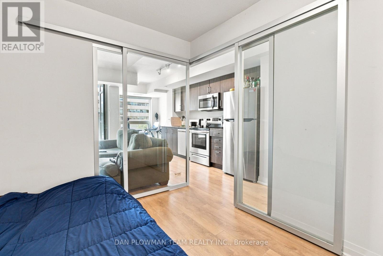 #227 20 MEADOWGLEN PLACE - Image 12