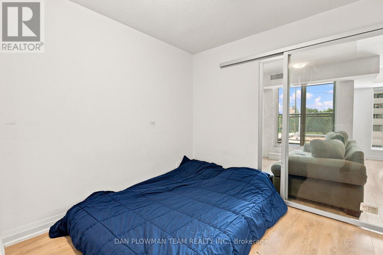 #227 20 MEADOWGLEN PLACE - Image 13