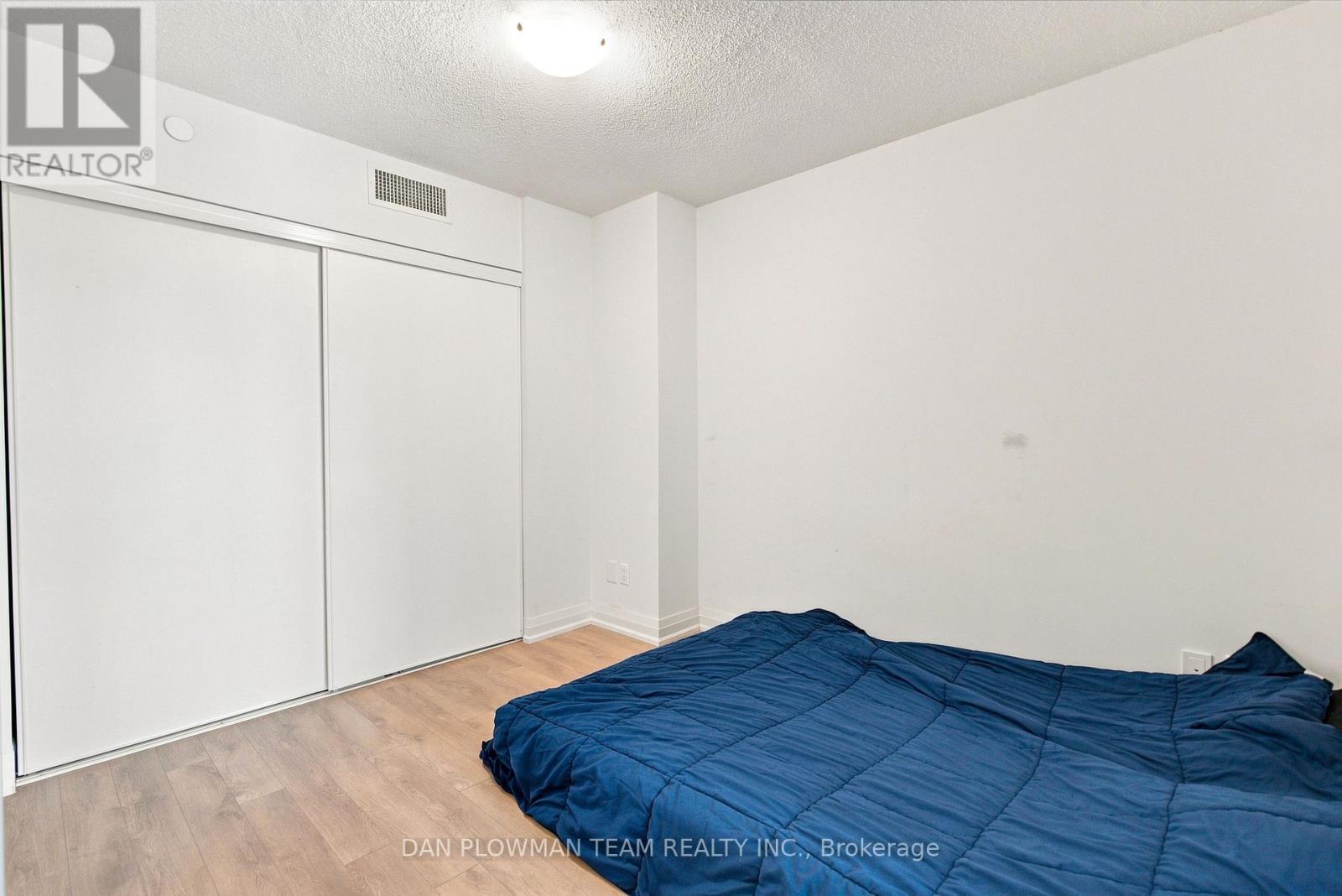 #227 20 MEADOWGLEN PLACE - Image 14