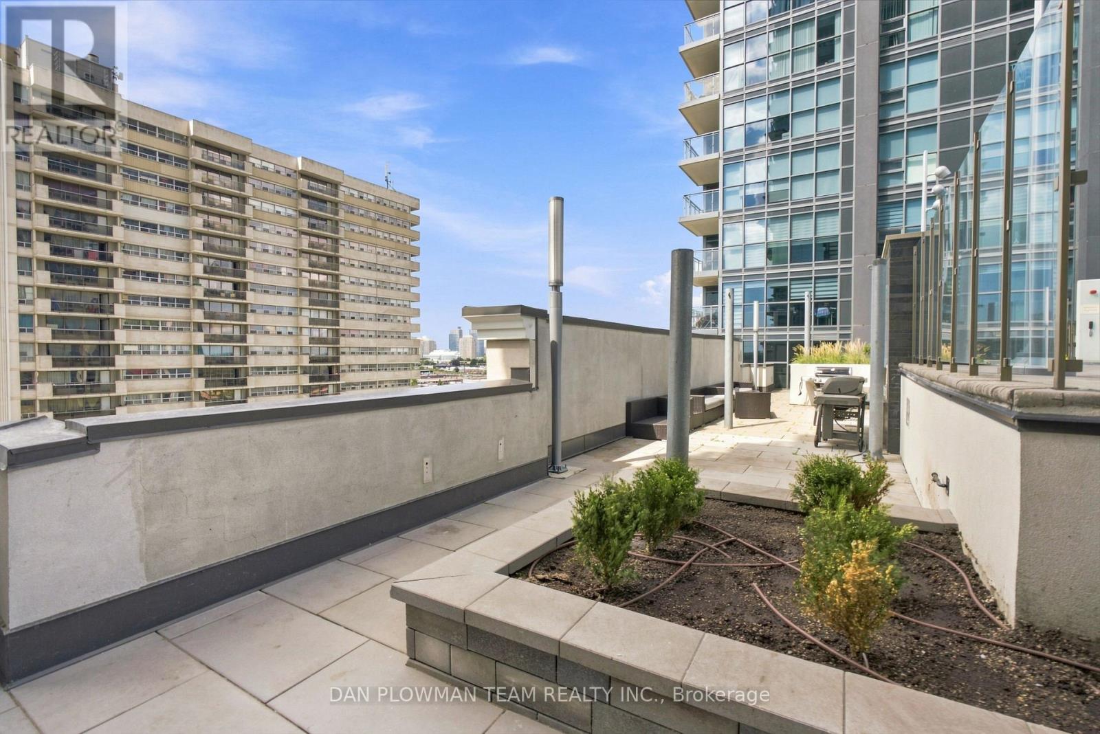 #227 20 MEADOWGLEN PLACE - Image 21