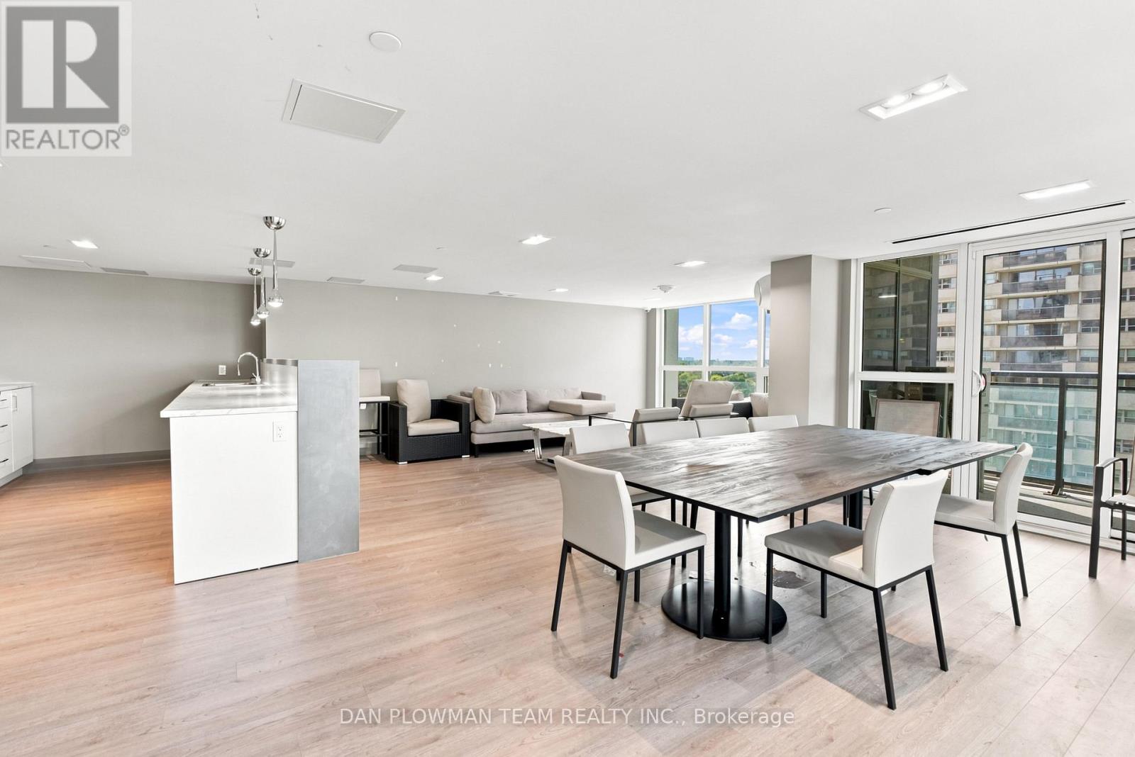 #227 20 MEADOWGLEN PLACE - Image 25