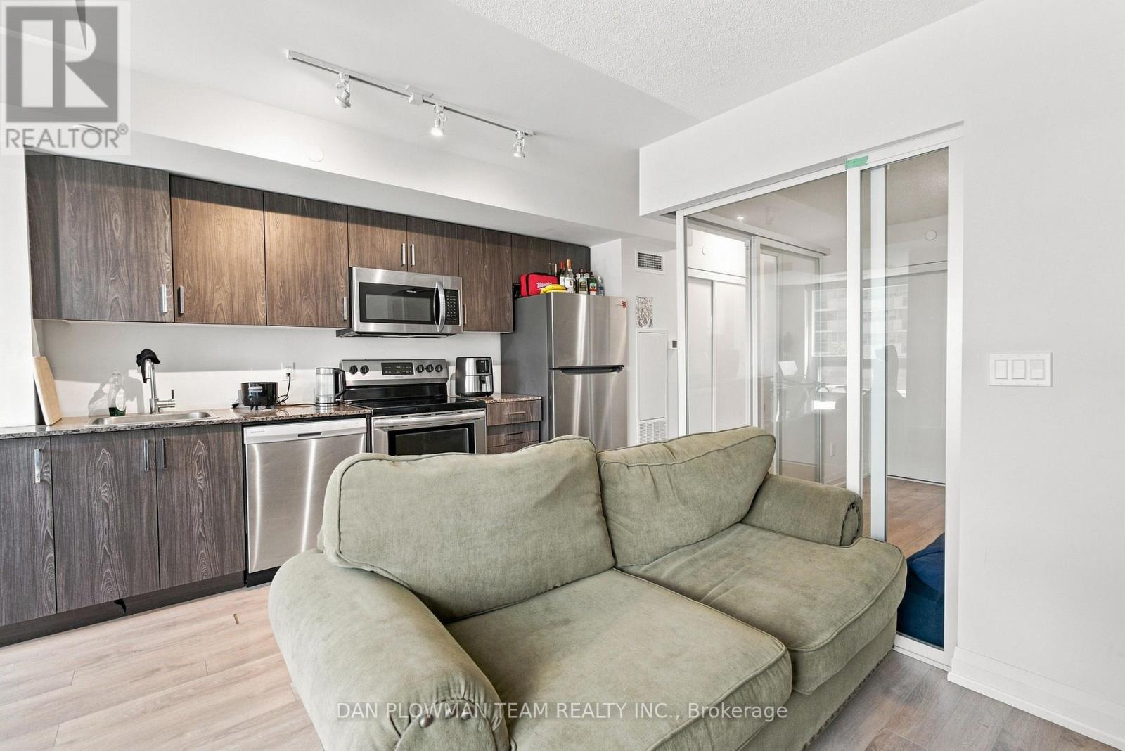 #227 20 MEADOWGLEN PLACE - Image 8