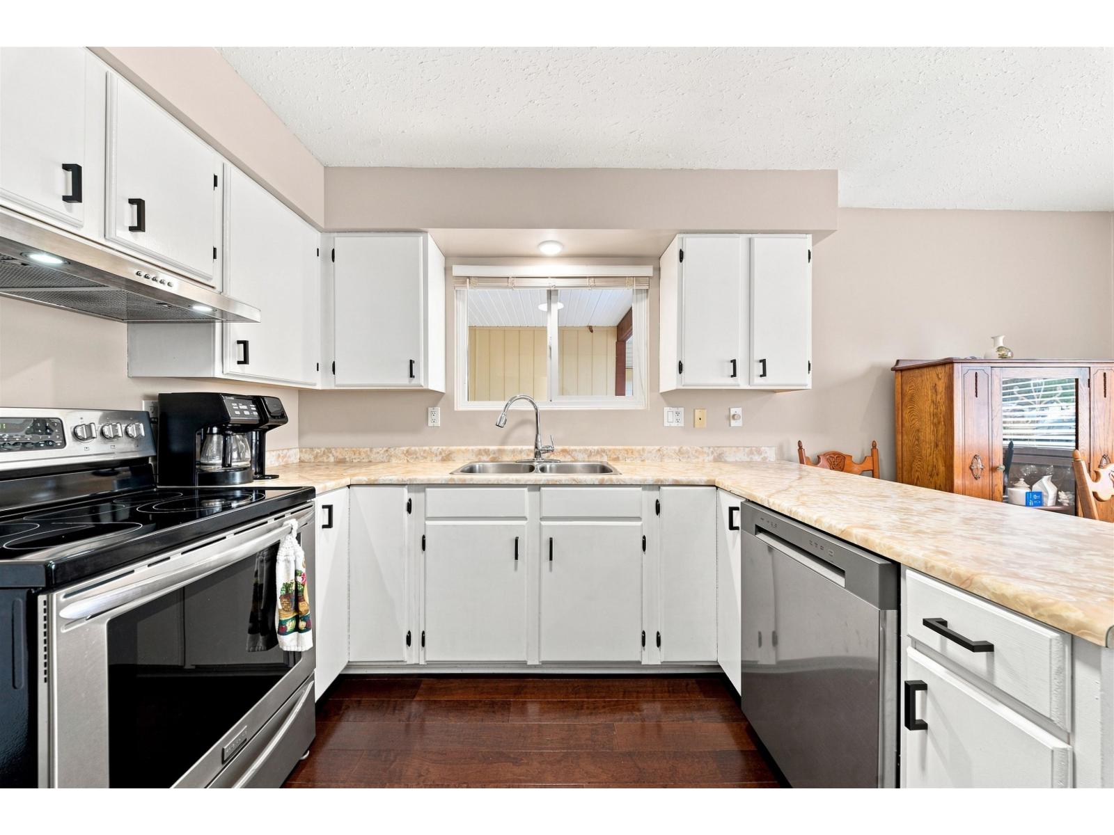 17213 59A Avenue, Surrey, British Columbia, V3S5S4, Surrey, British Columbia — photo 5 of 5