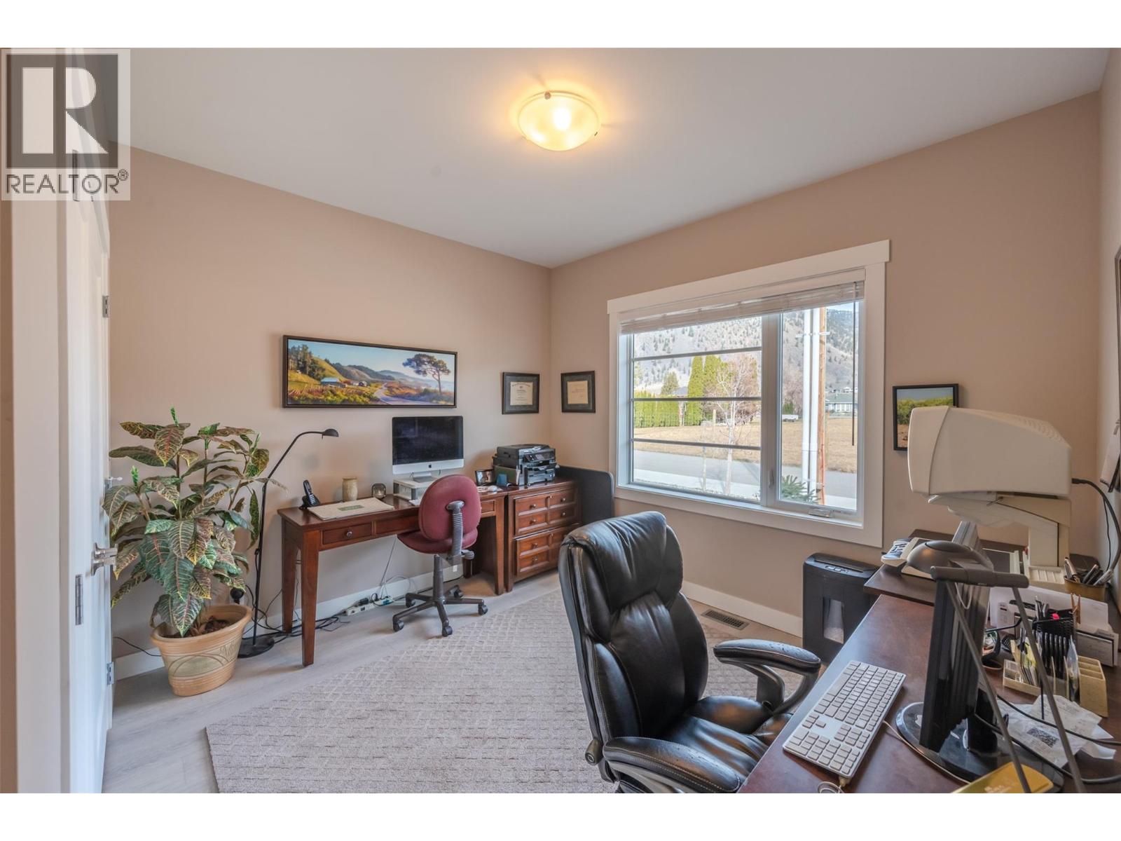  389 10th Avenue, Keremeos