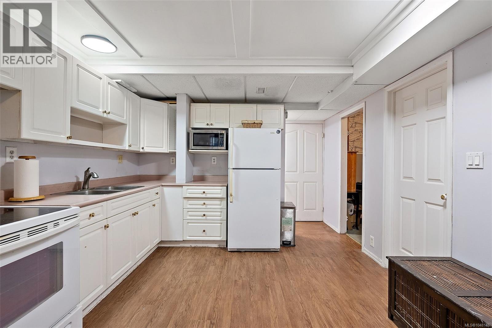 9146 West Saanich Rd - 26