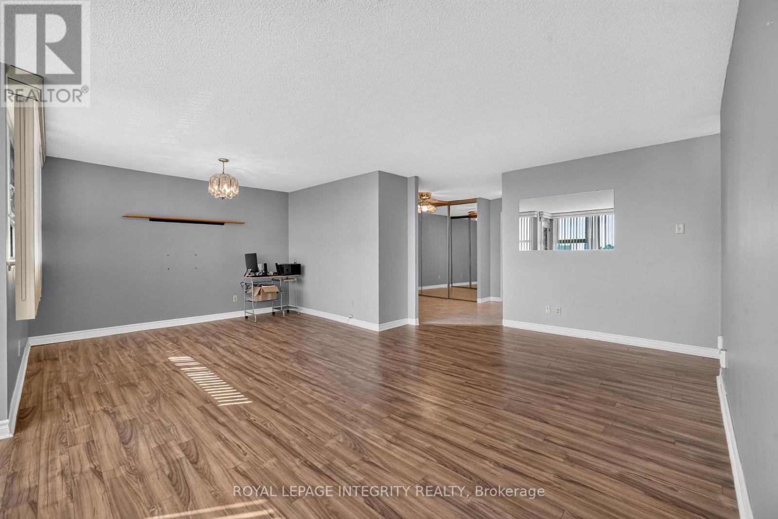 #PH8 555 BRITTANY DRIVE - Image 15