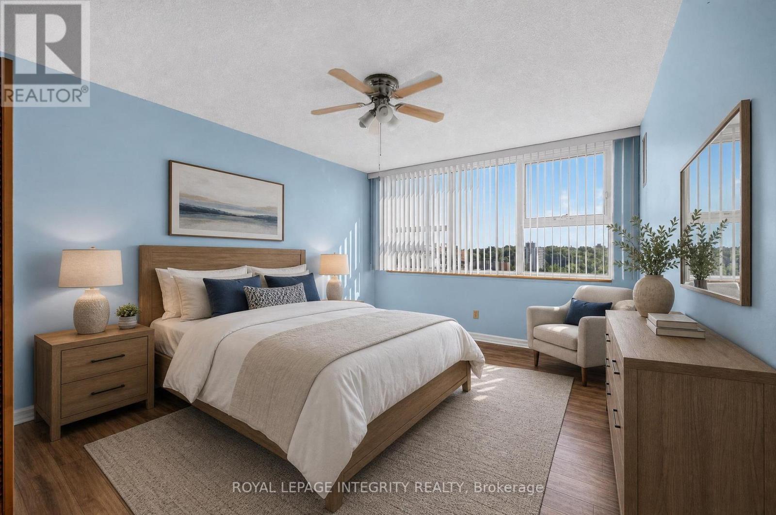 #PH8 555 BRITTANY DRIVE - Image 16