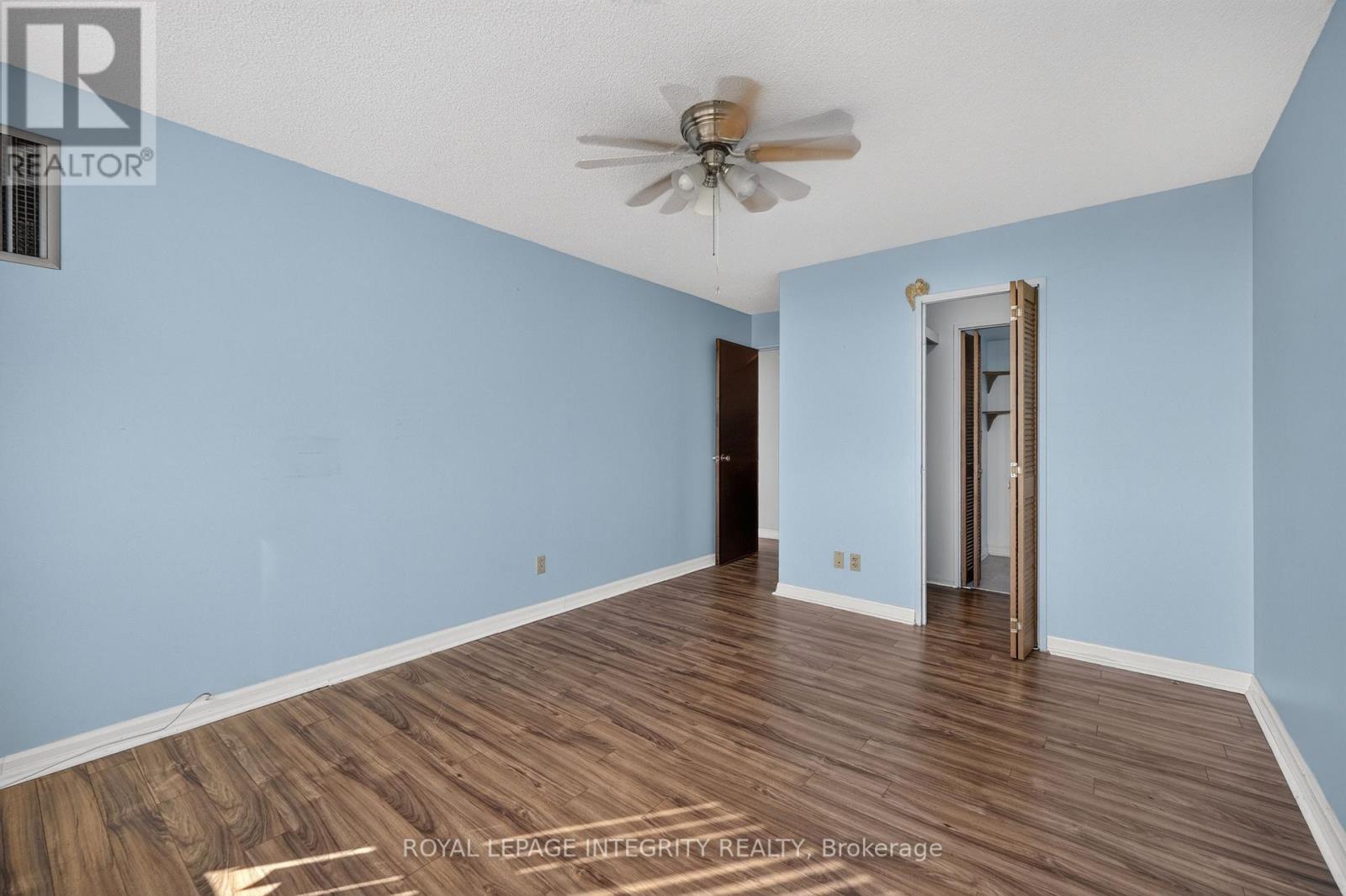 #PH8 555 BRITTANY DRIVE - Image 17