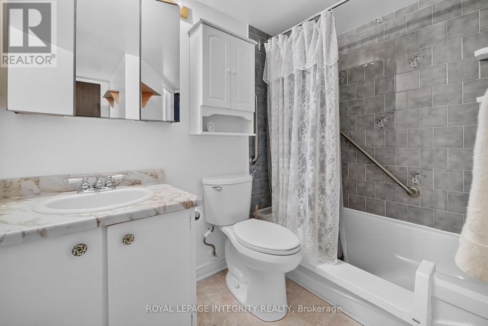 #PH8 555 BRITTANY DRIVE - Image 21