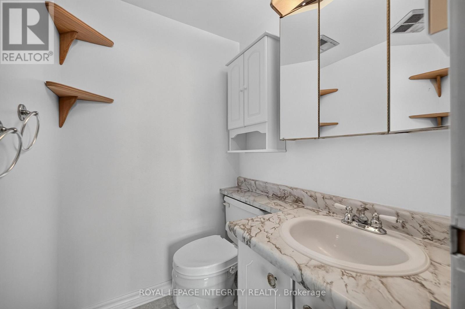 #PH8 555 BRITTANY DRIVE - Image 22
