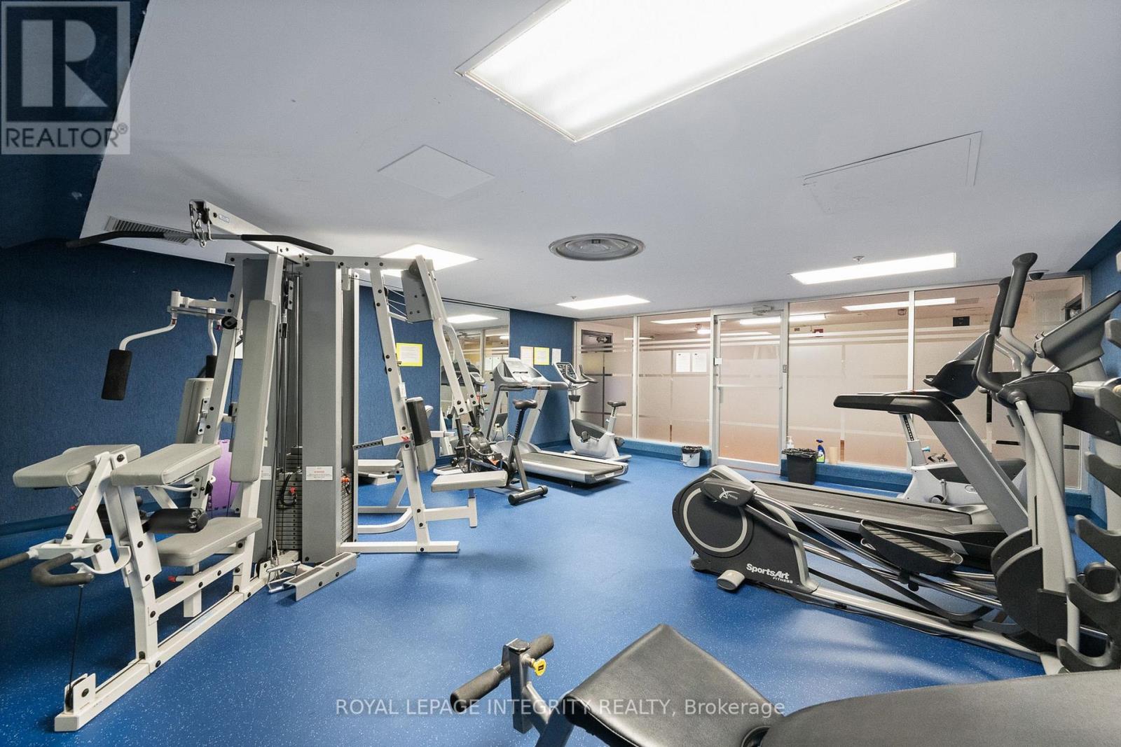 #PH8 555 BRITTANY DRIVE - Image 29