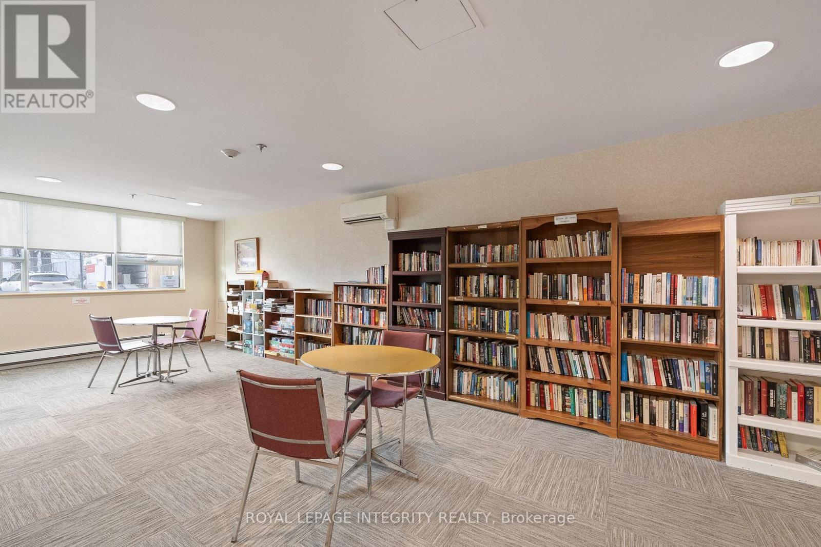 #PH8 555 BRITTANY DRIVE - Image 30