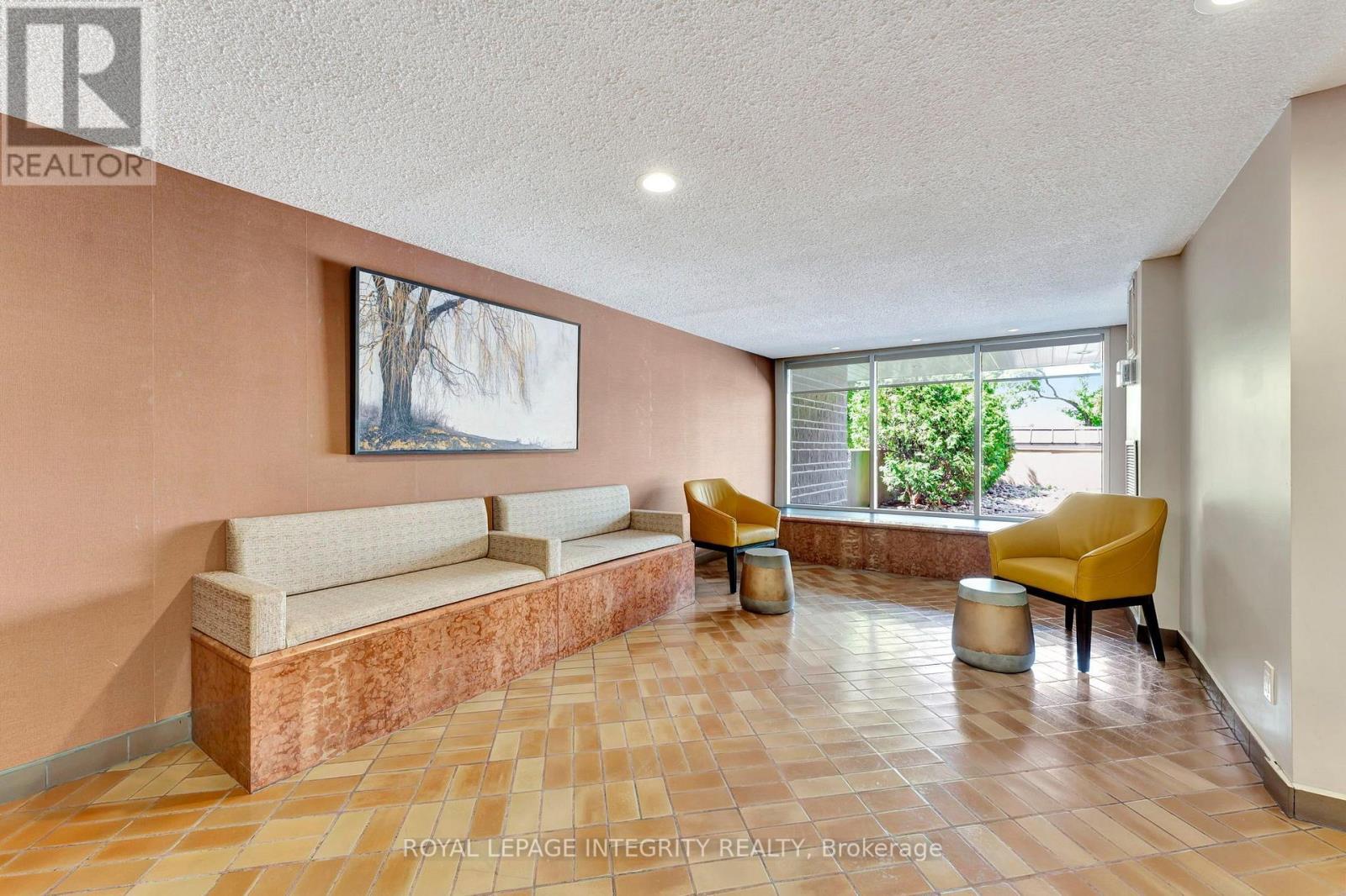 #PH8 555 BRITTANY DRIVE - Image 31
