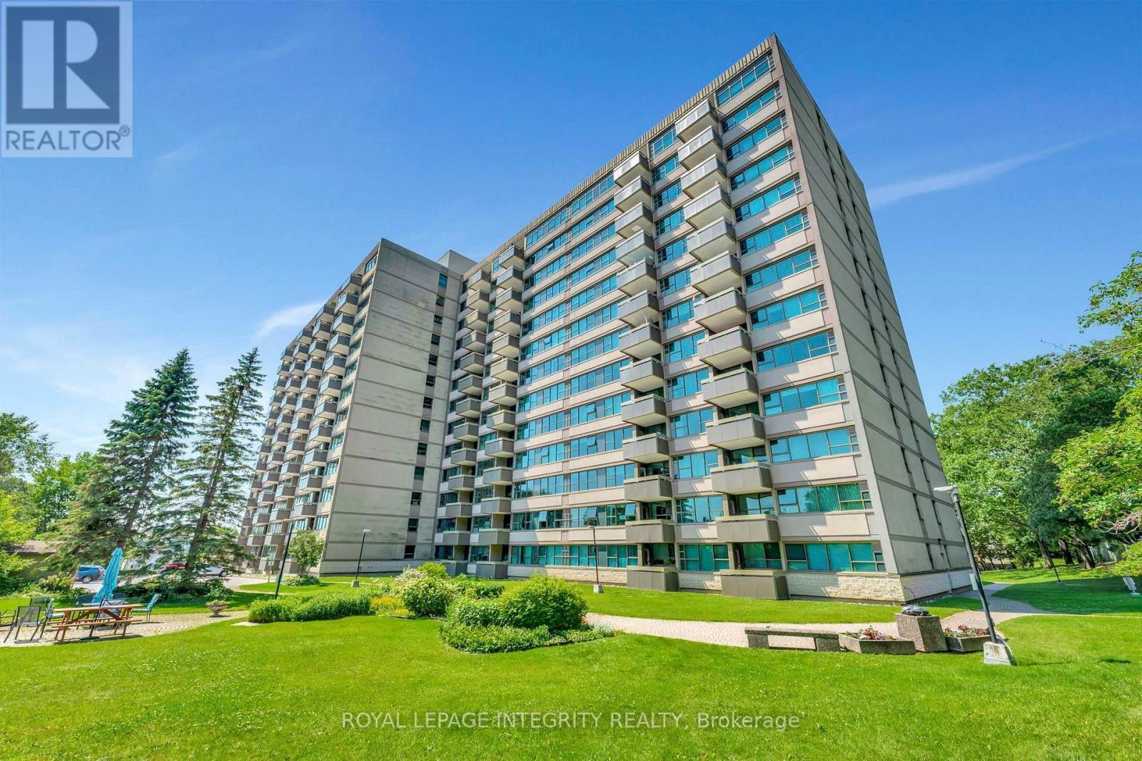 #PH8 555 BRITTANY DRIVE - Image 32