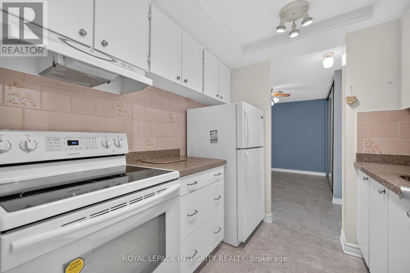 #PH8 555 BRITTANY DRIVE - Image 9