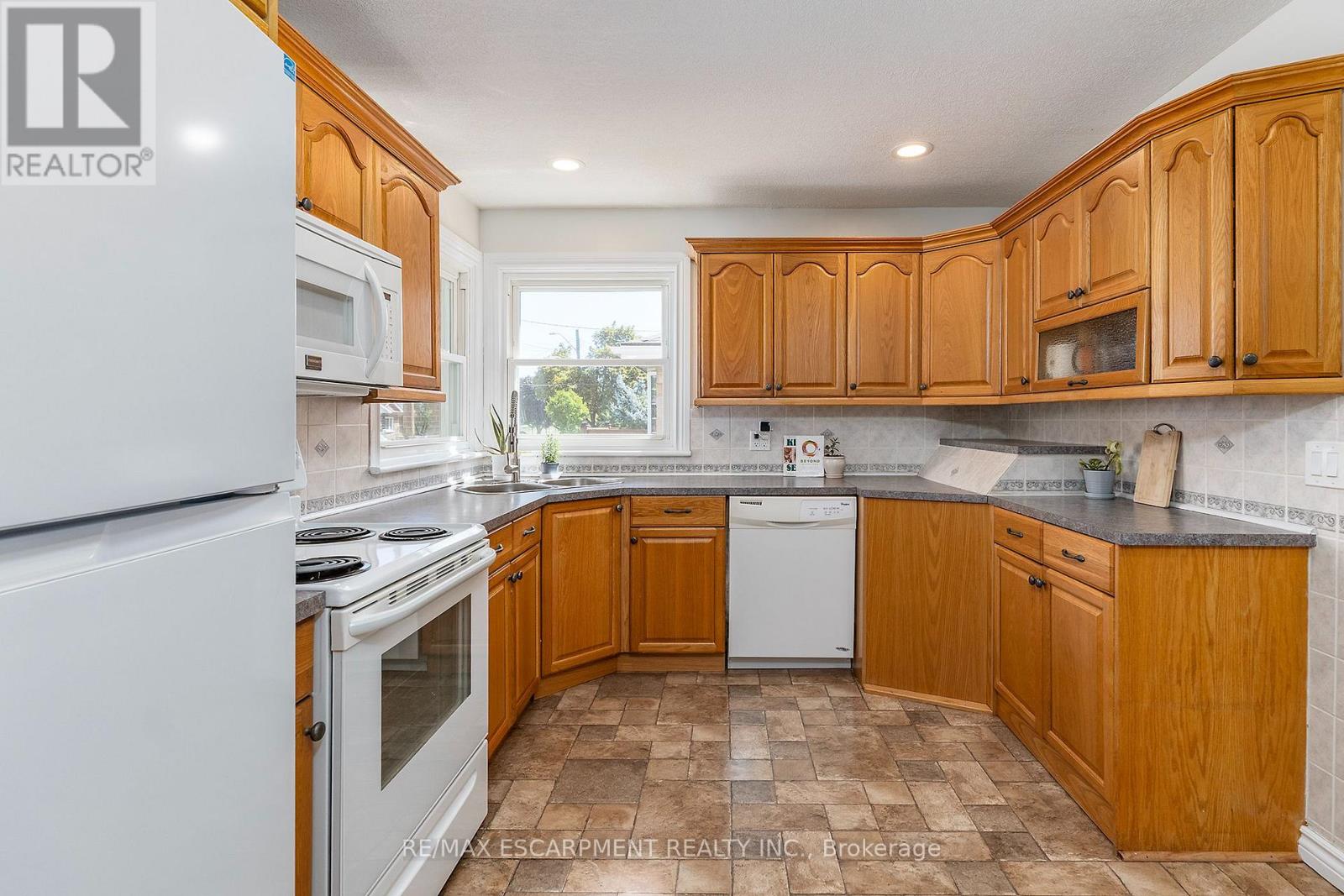 98 DUNCOMBE DRIVE - 10