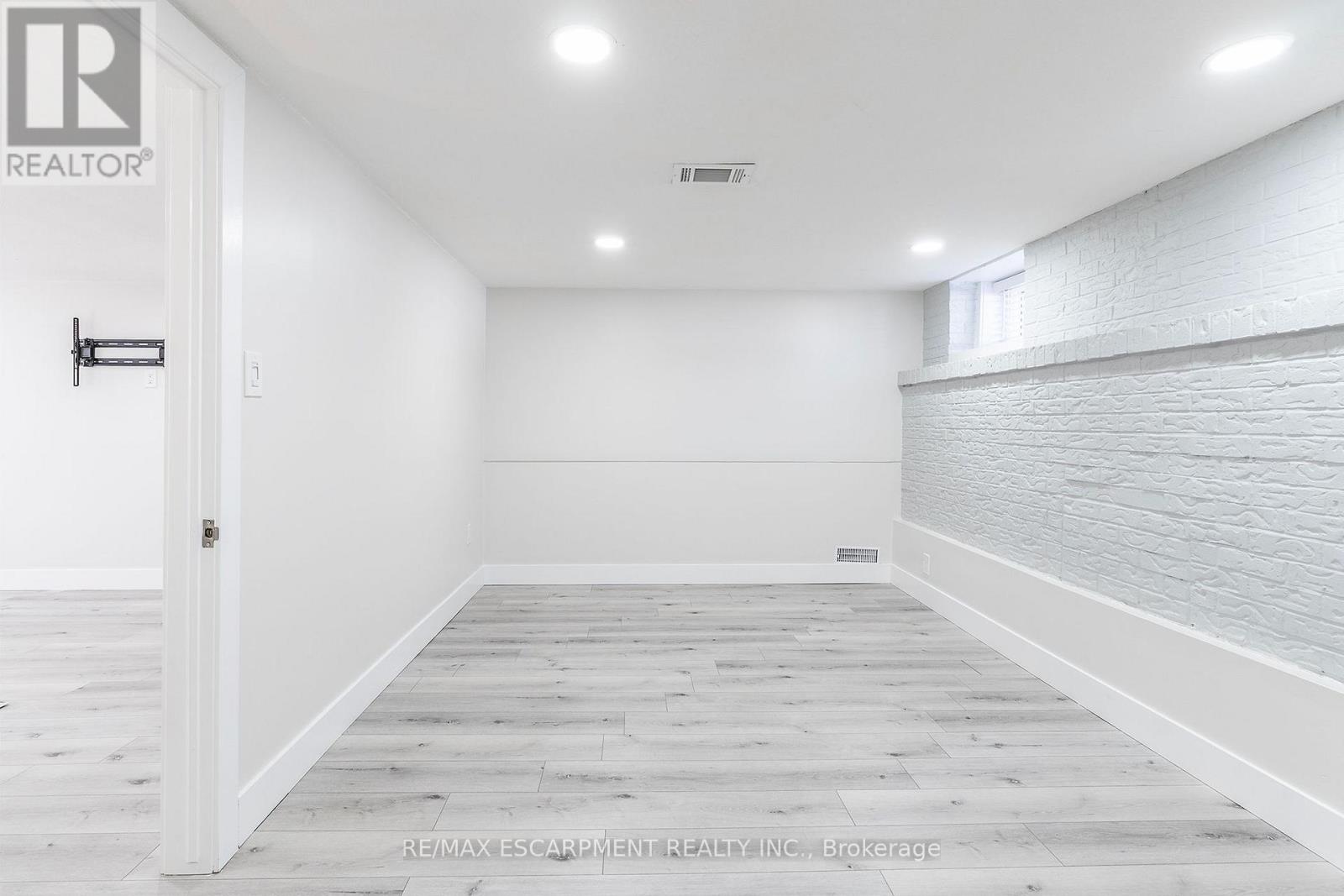 98 DUNCOMBE DRIVE - 25