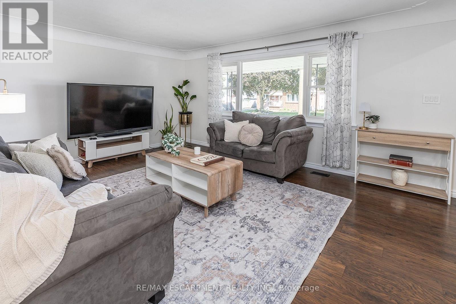 98 DUNCOMBE DRIVE - 6