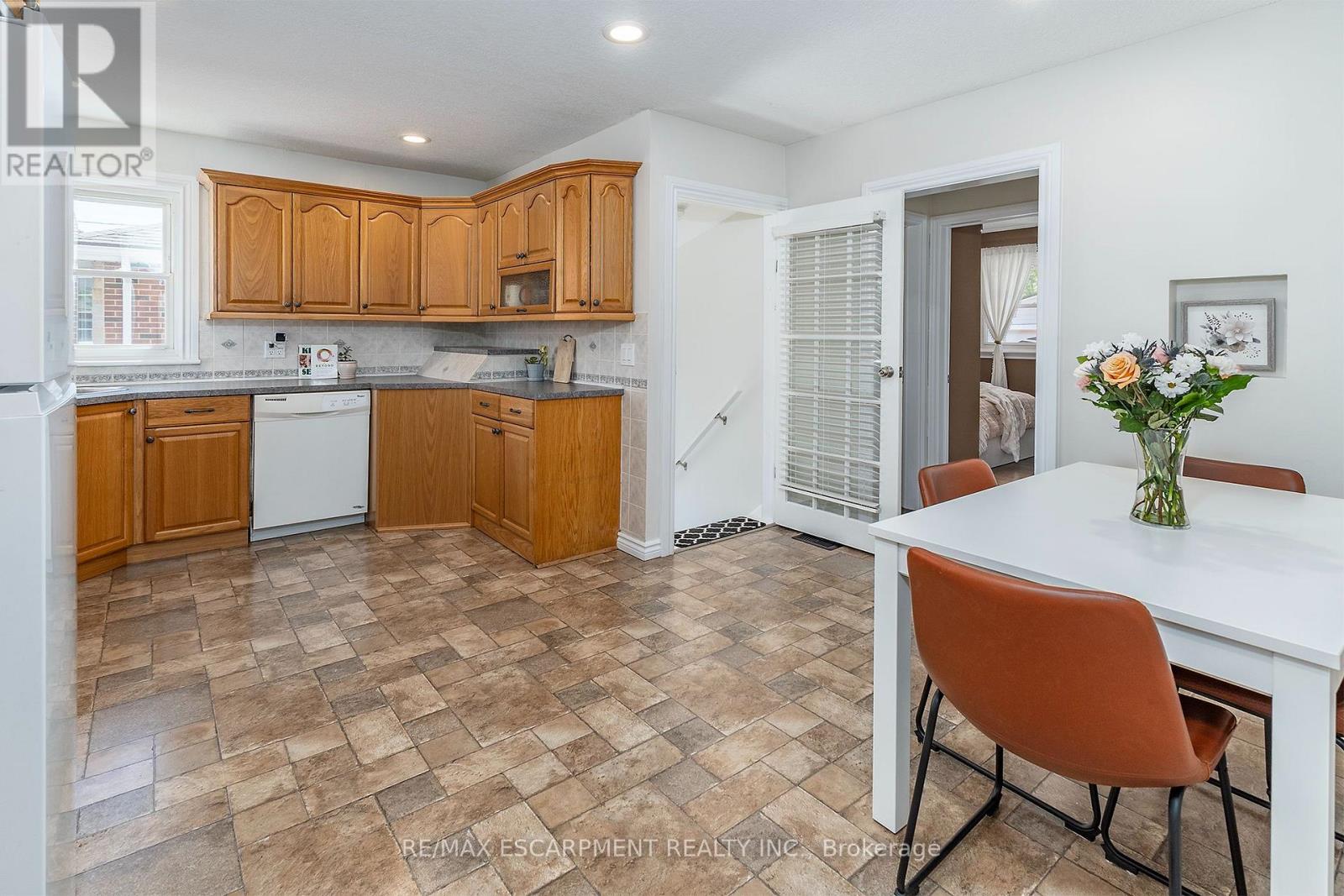 98 DUNCOMBE DRIVE - 9