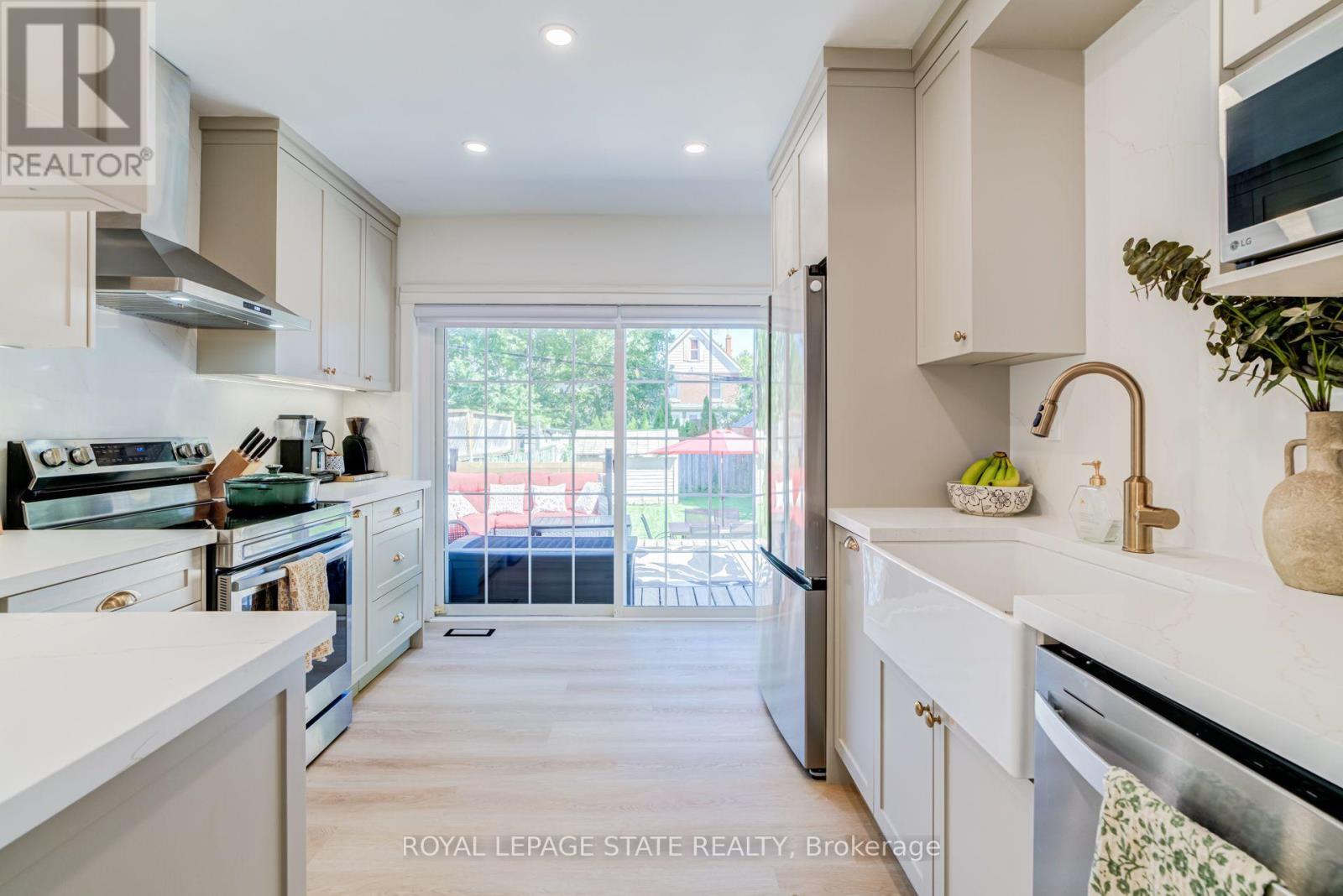 175 ROSSLYN AVENUE S - 14
