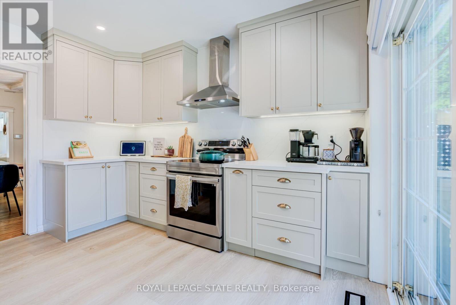 175 ROSSLYN AVENUE S - 17