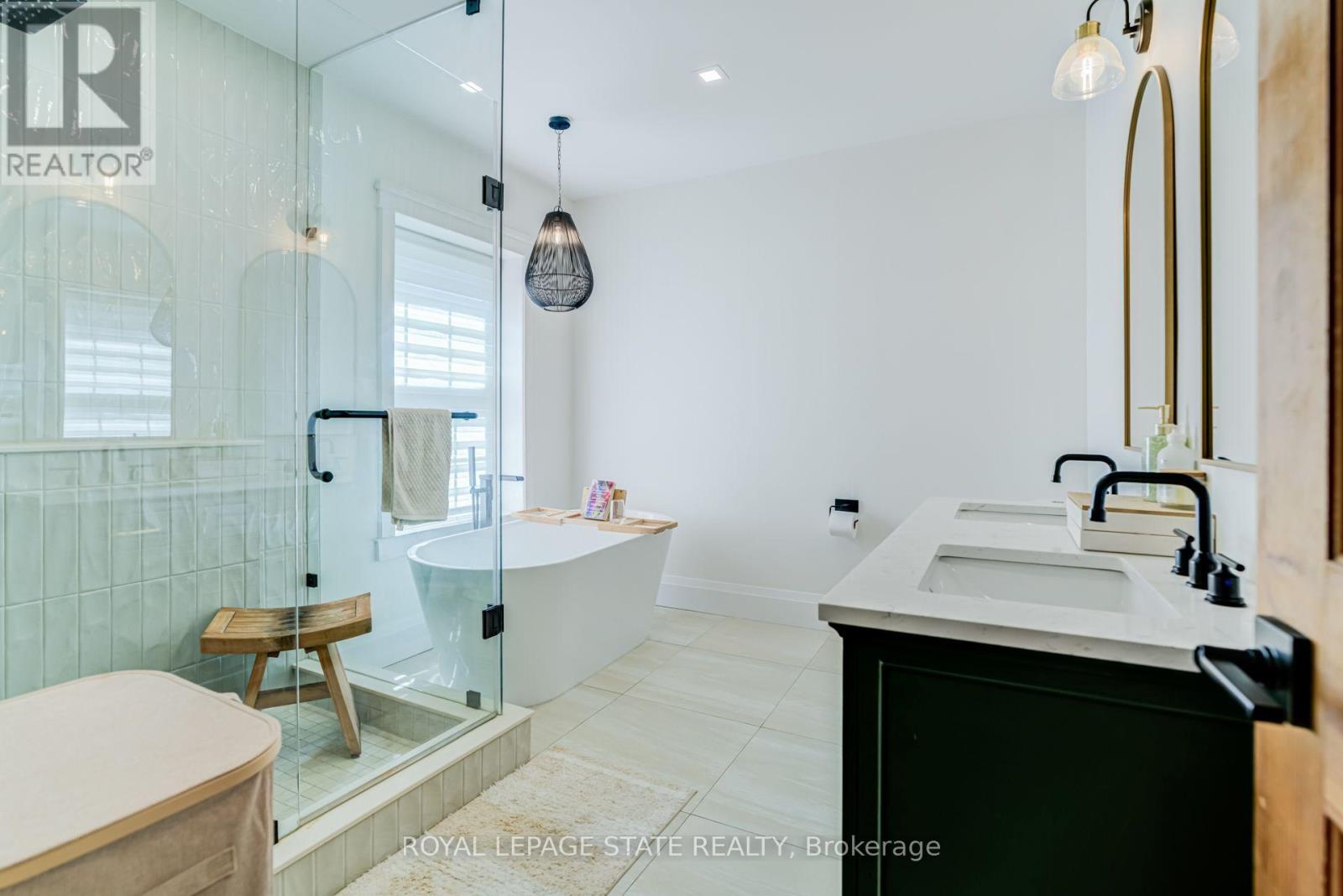 175 ROSSLYN AVENUE S - 23