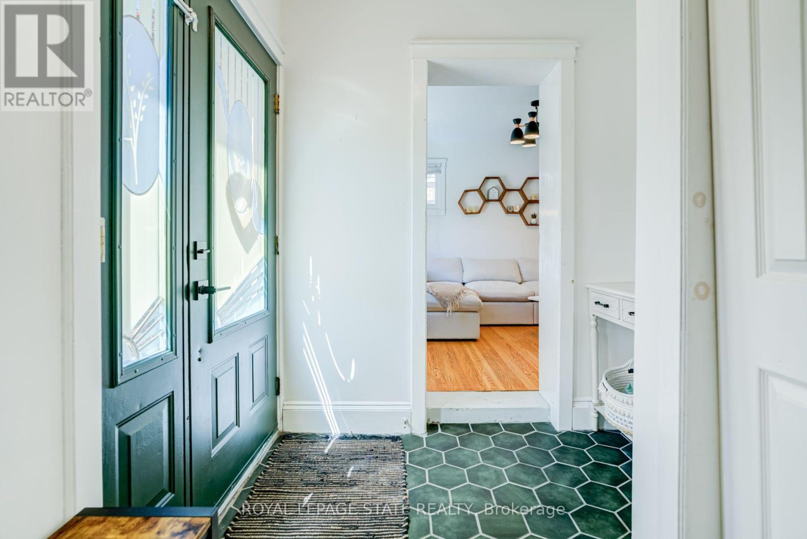 175 ROSSLYN AVENUE S - 7