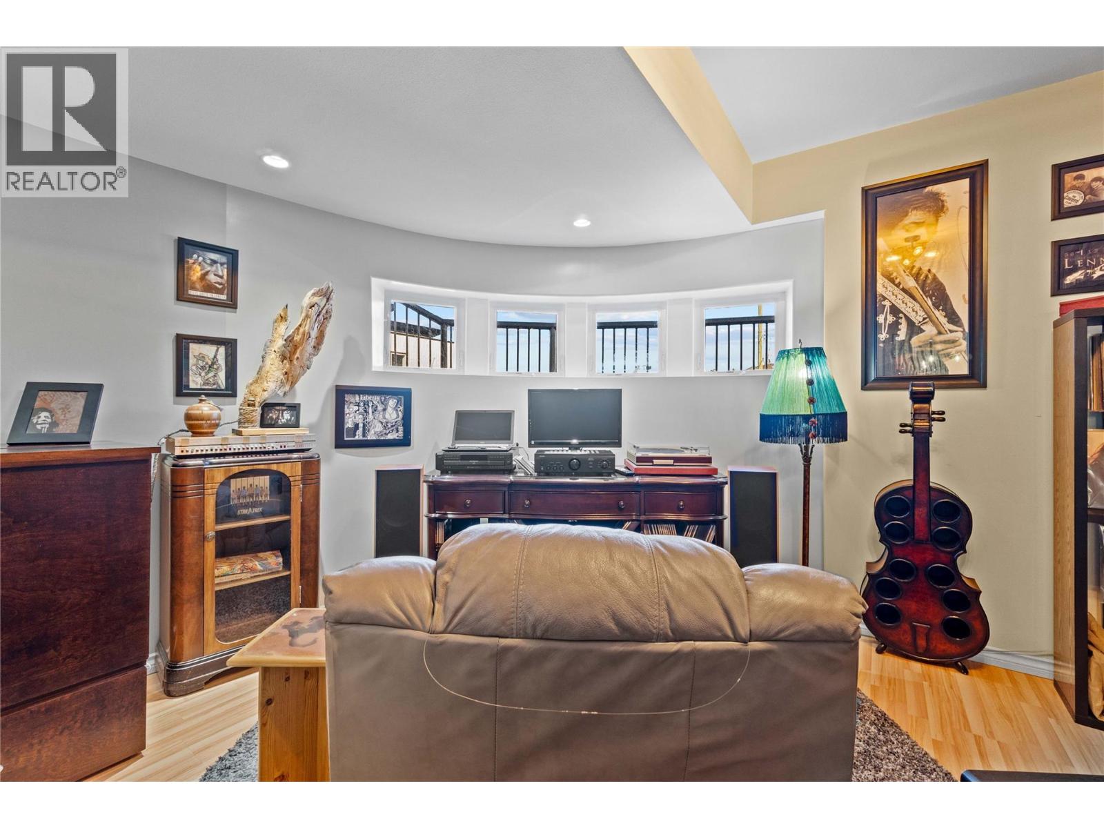 2860 15 Avenue NE - 70