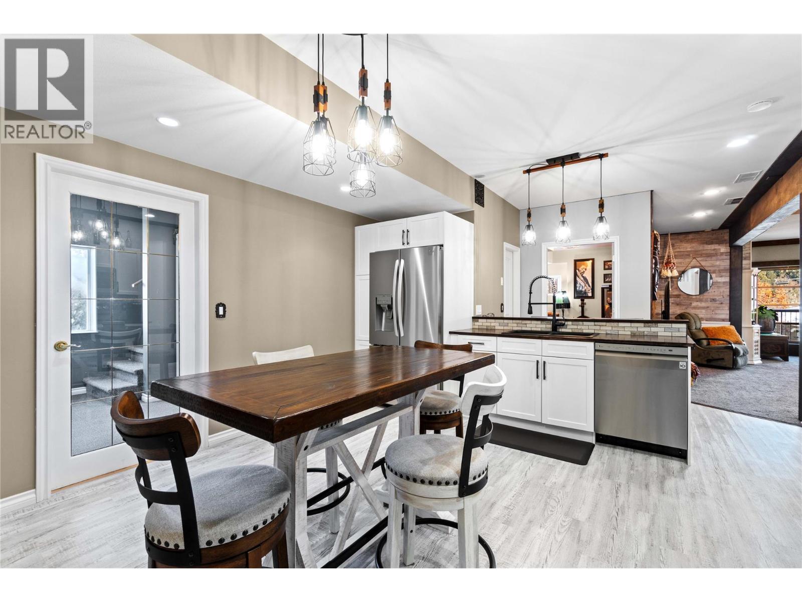 2860 15 Avenue NE - 82