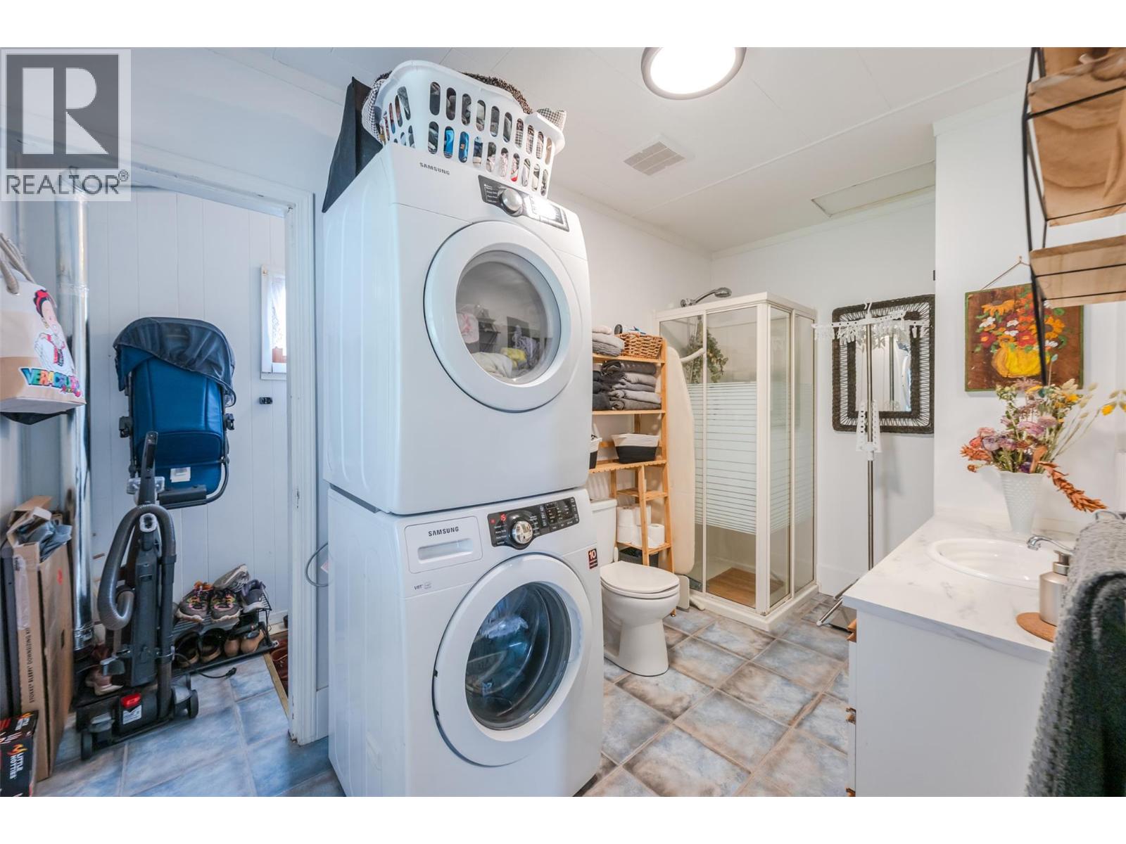 6454 KOOTENAY Street, Oliver
