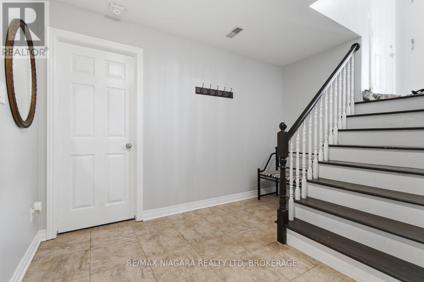 865 CANADA DRIVE - 11