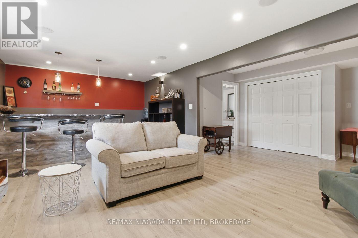865 CANADA DRIVE - 14