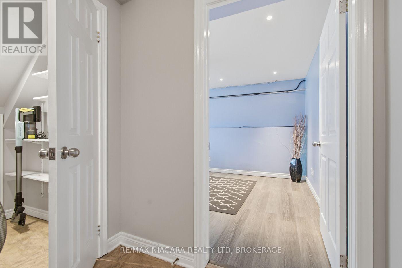 865 CANADA DRIVE - 22