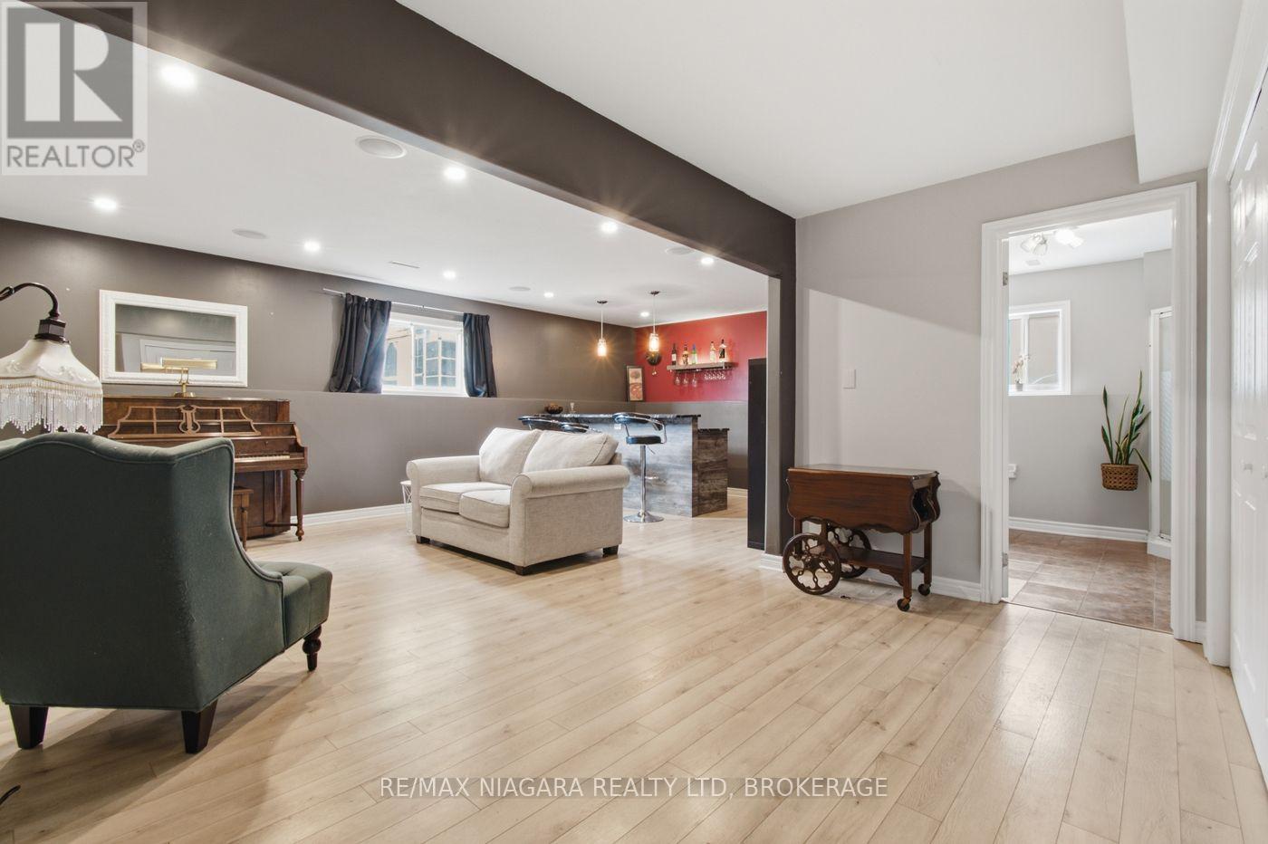 865 CANADA DRIVE - 12