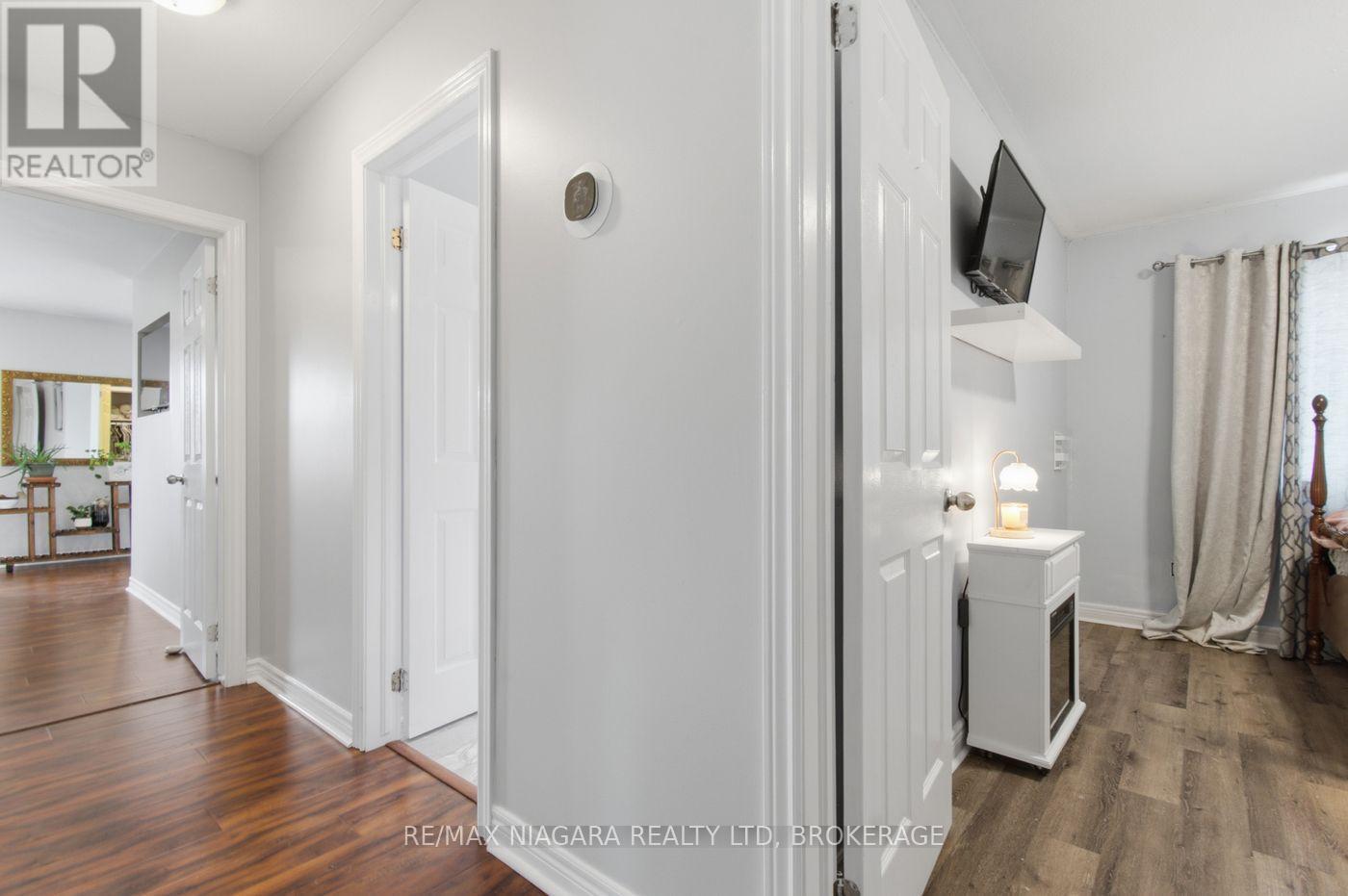 865 CANADA DRIVE - 40