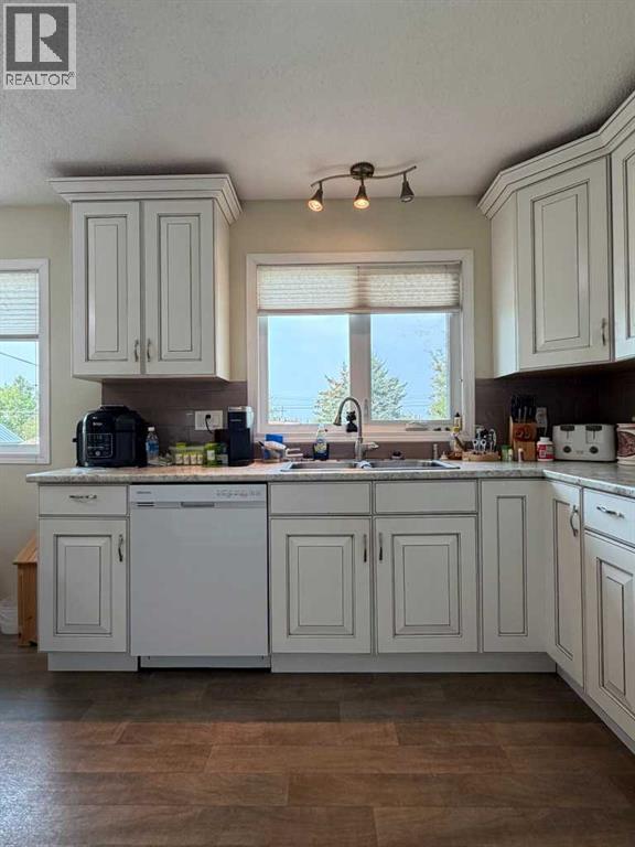 607 6 Avenue - Image 3