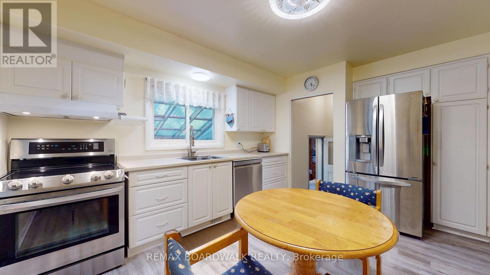 125 FRONT AVENUE W - 8