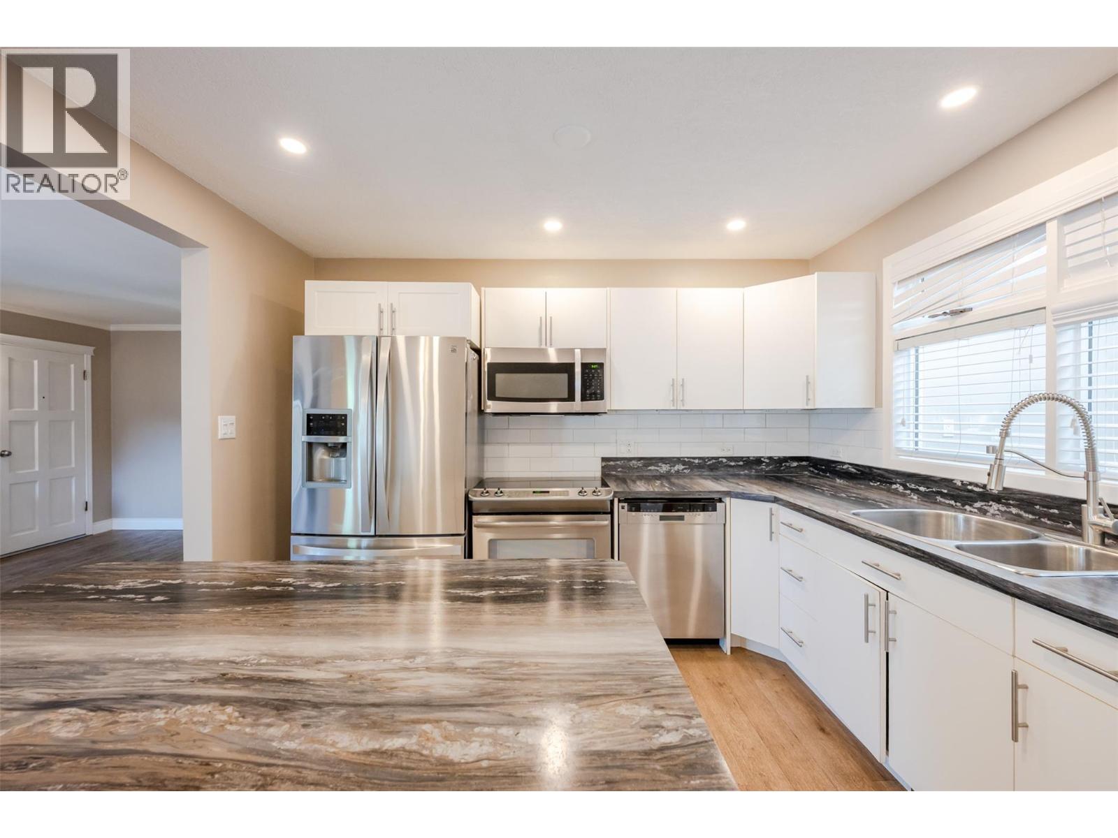 1110 Kilwinning Street - 10