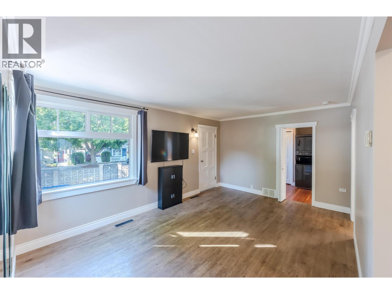 1110 Kilwinning Street - 2