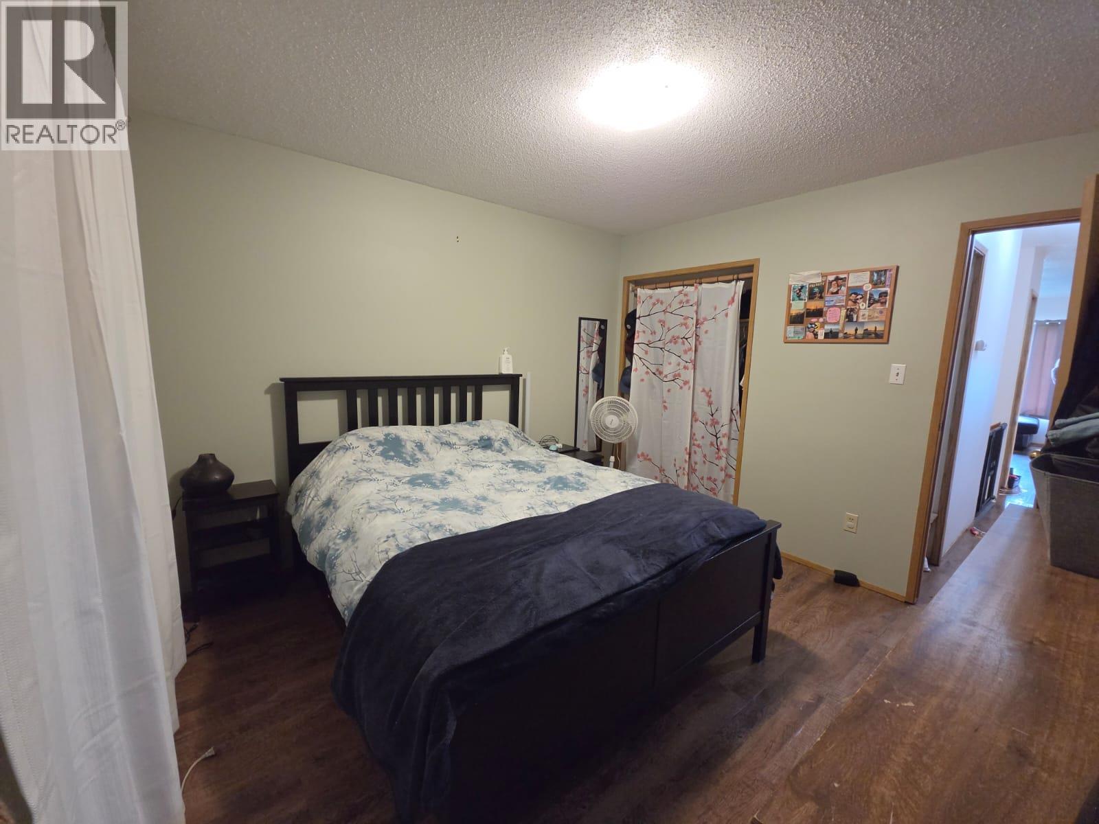 4911/4913 56 Avenue - 11