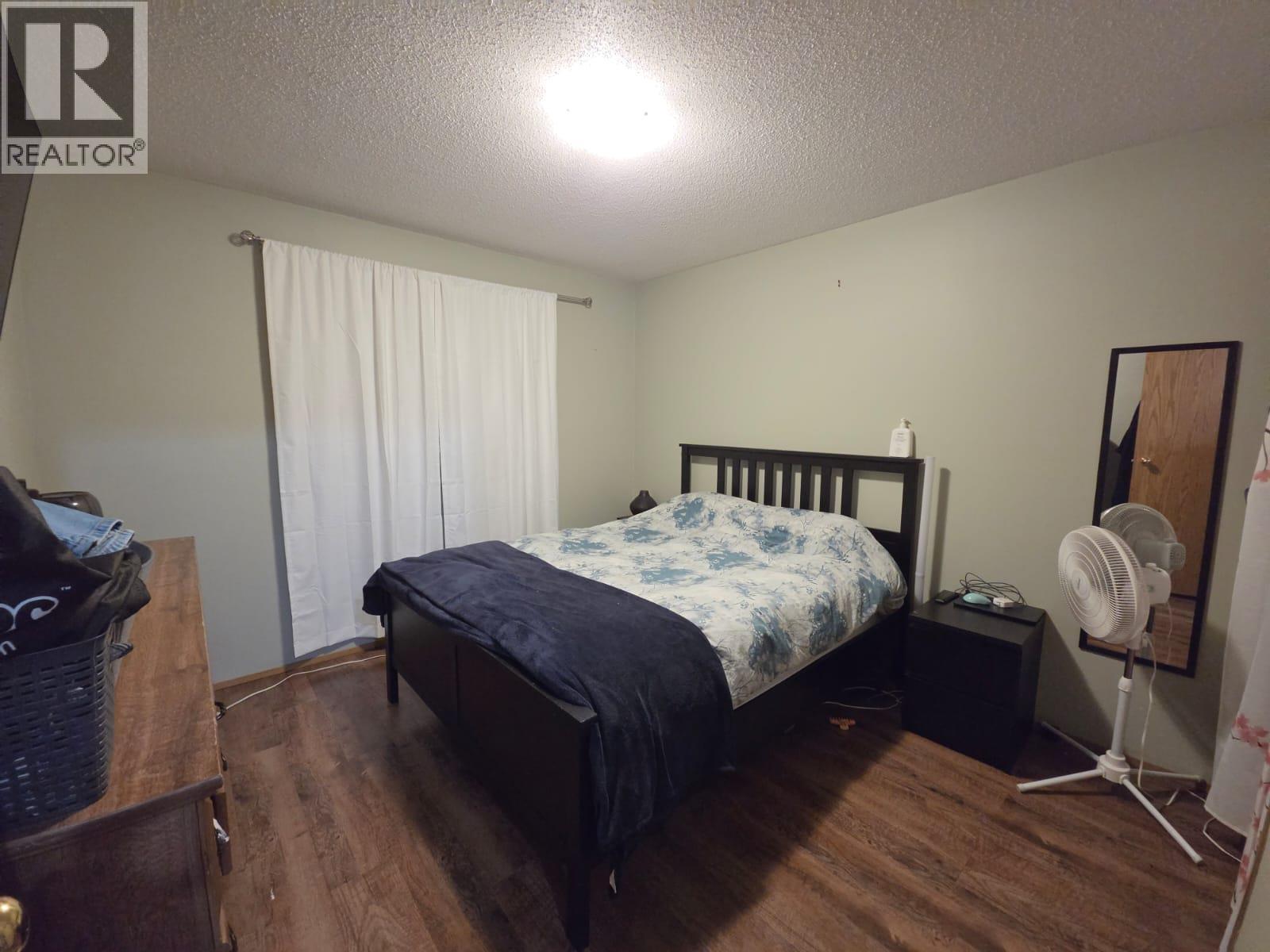 4911/4913 56 Avenue - 10