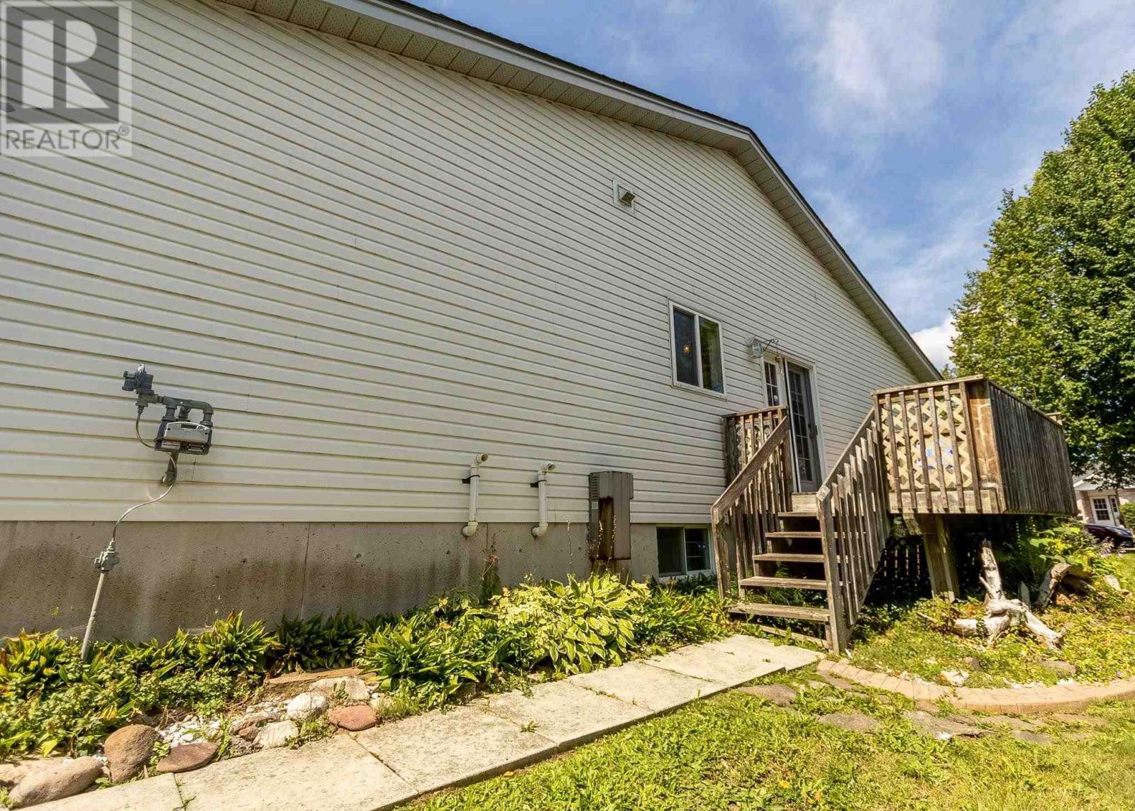 27 Village CT - 37