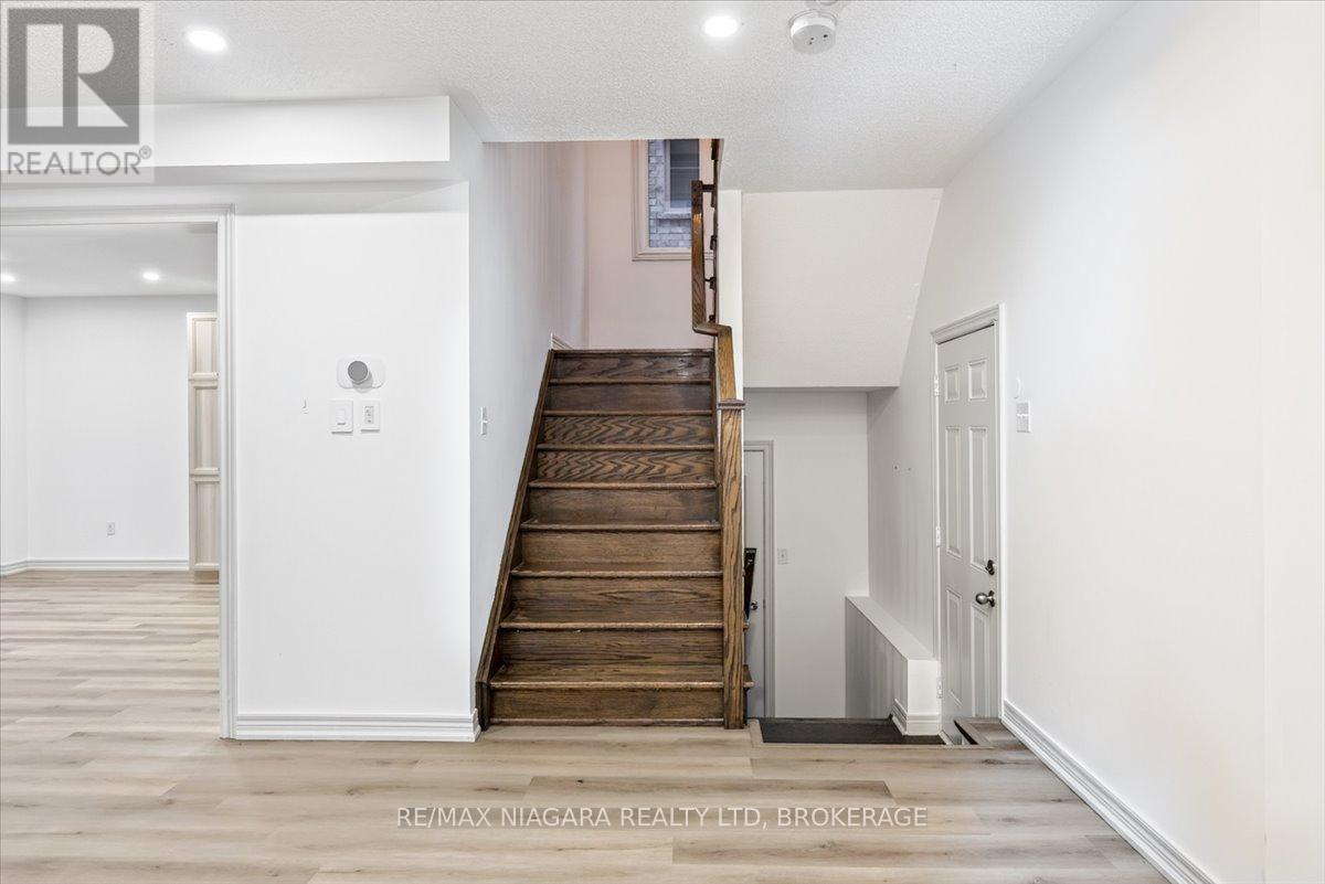 12 FRED FISHER CRESCENT - 19