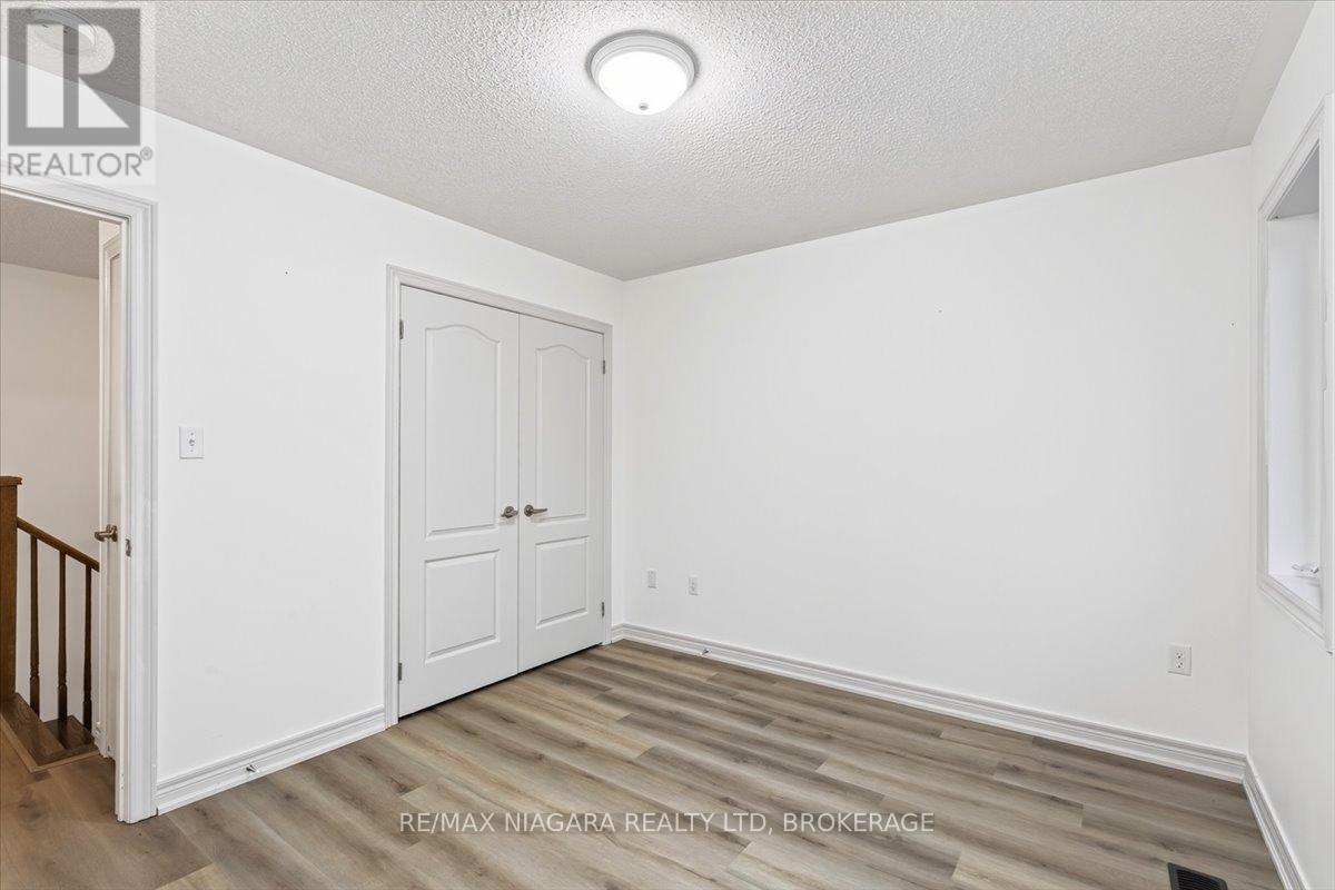 12 FRED FISHER CRESCENT - 21