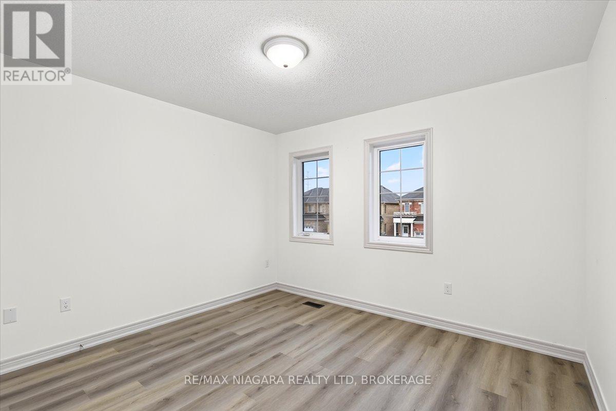 12 FRED FISHER CRESCENT - 24